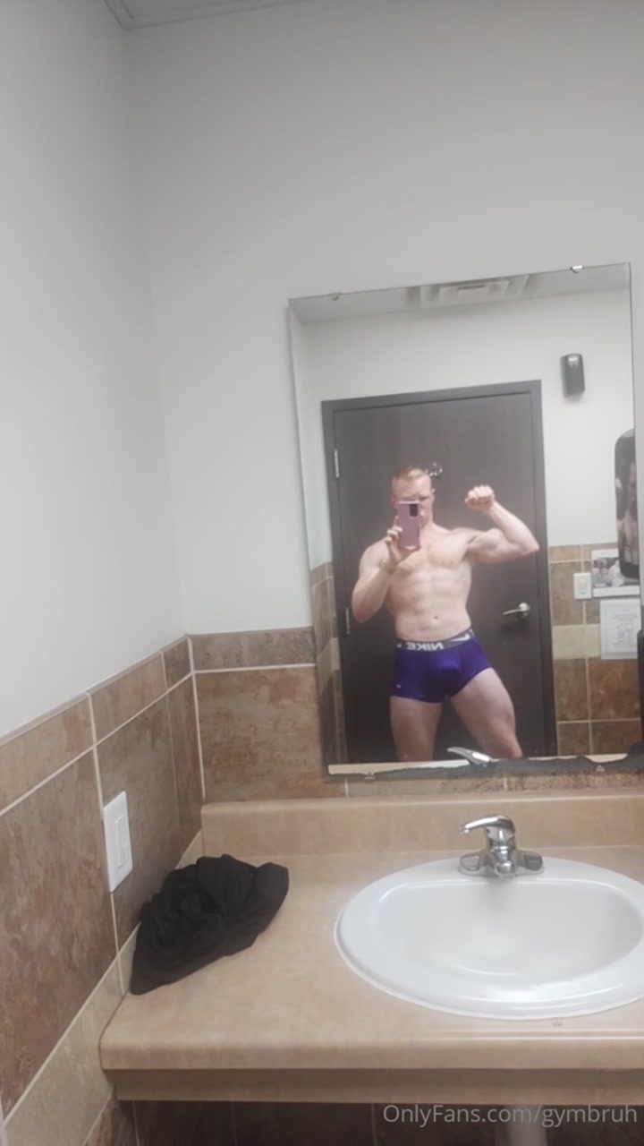 Flexing hard in the mirror - Gymbruh