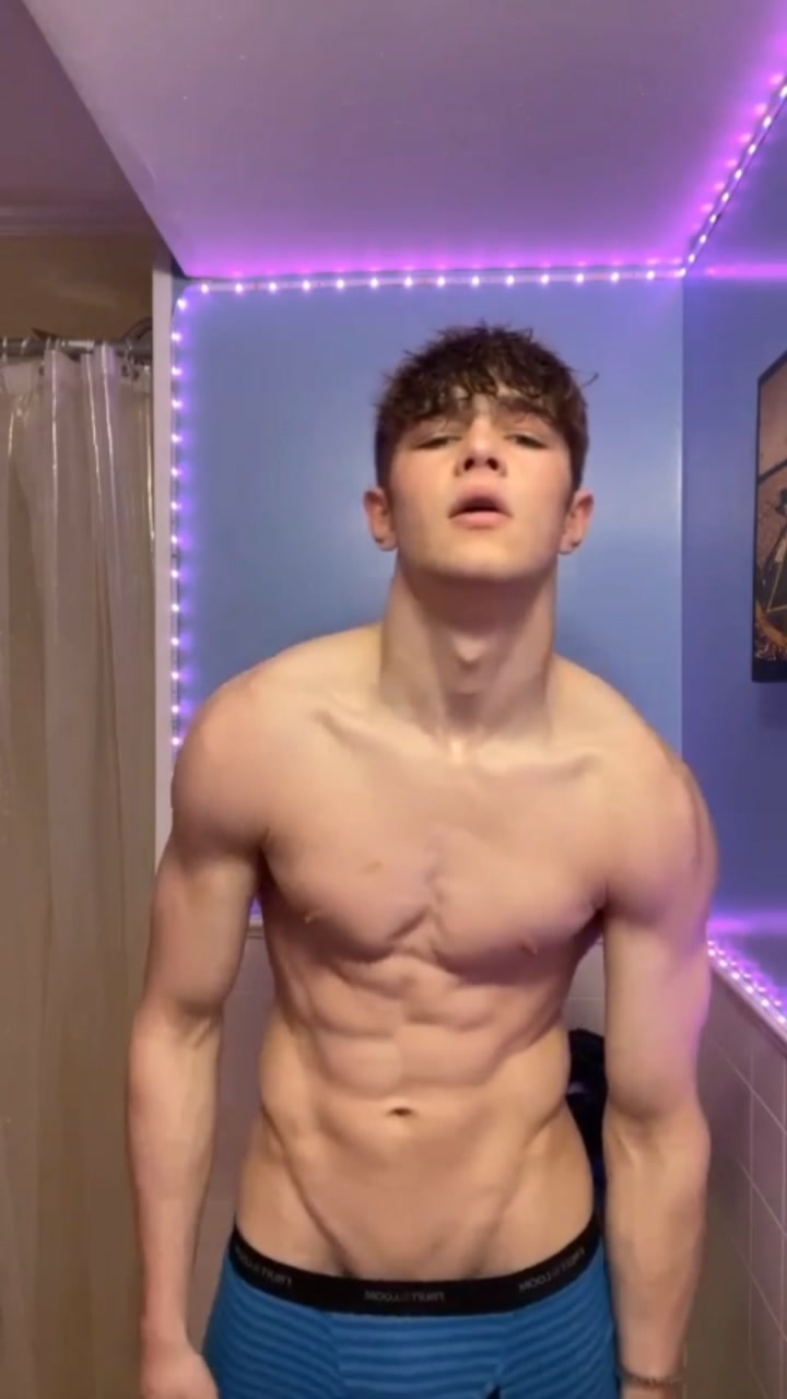 Flexing and showing off my young muscular body - Joeseph Yates (josephyates)